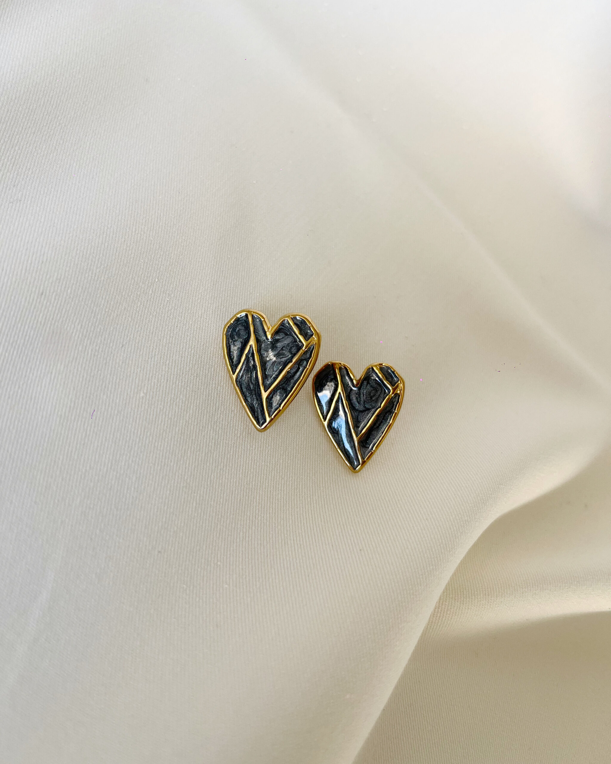 161223 Grey Embrace - Image 1