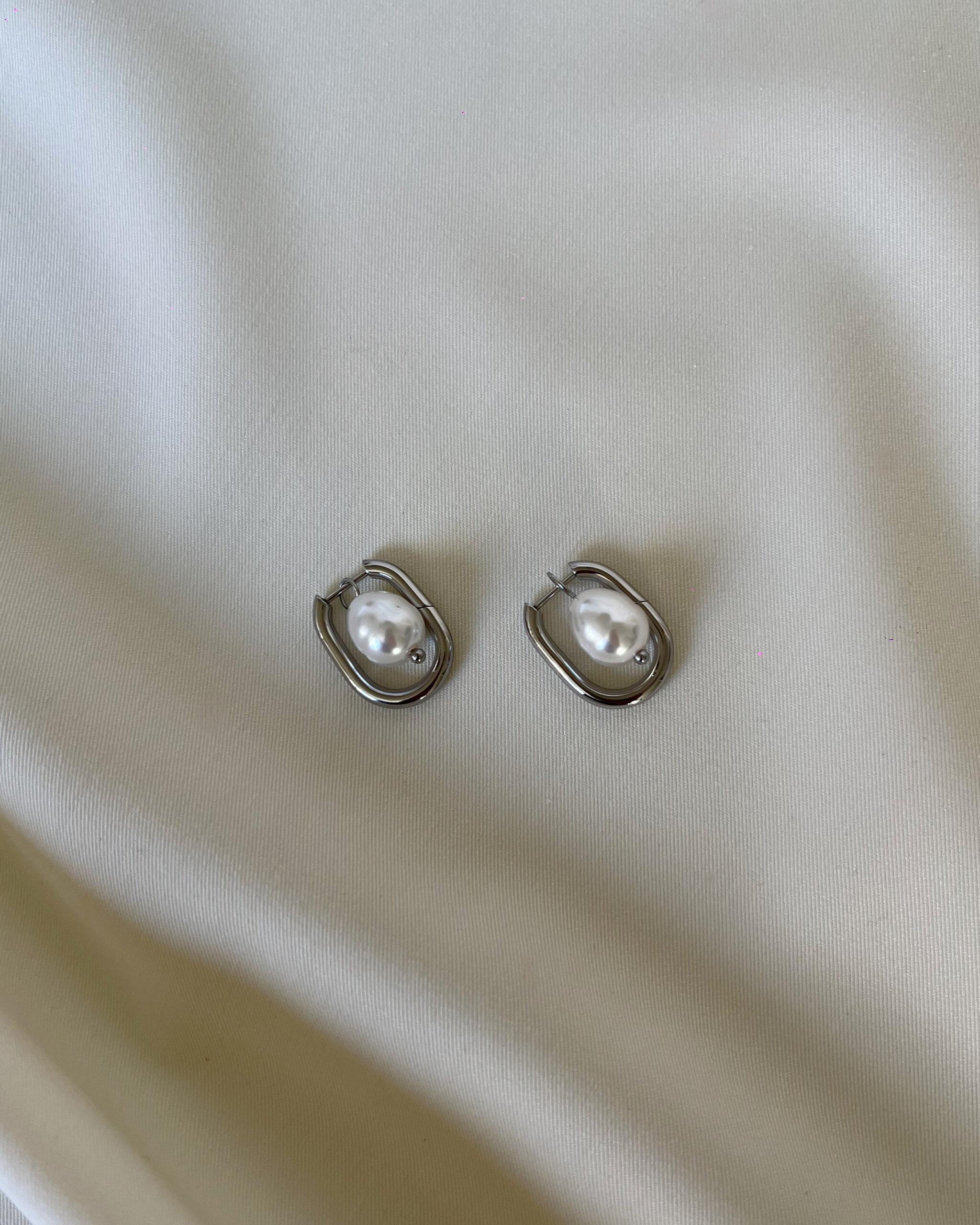 28377 Silver Pearl Loop - Image 1