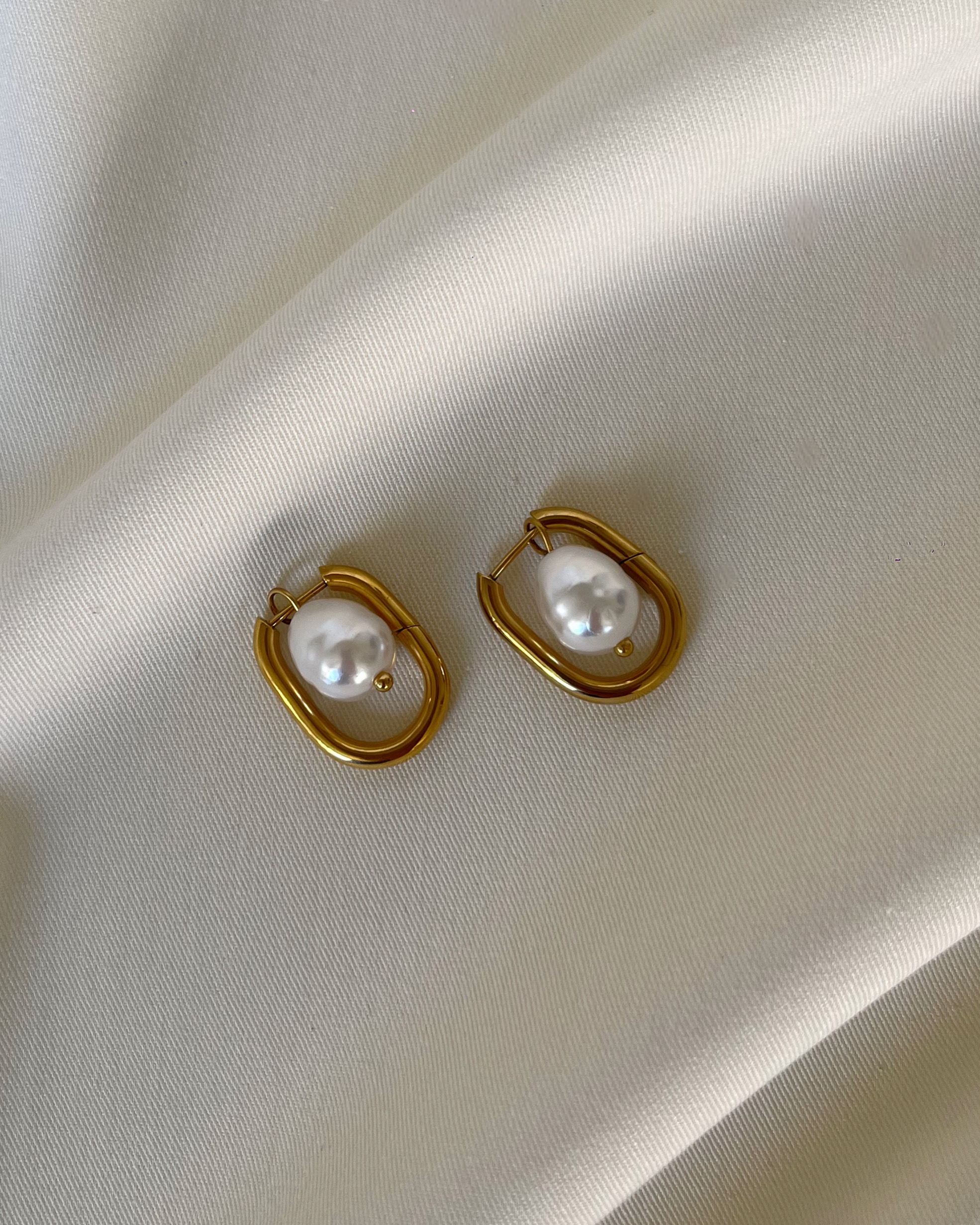 28378 Golden Pearl Loop - Image 1